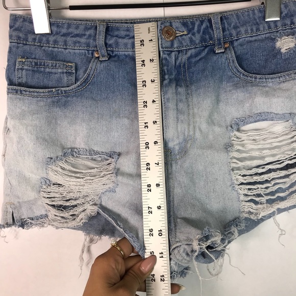 {FOREVER 21} Ombré Distressed Jean Shorts - Picture 5 of 6